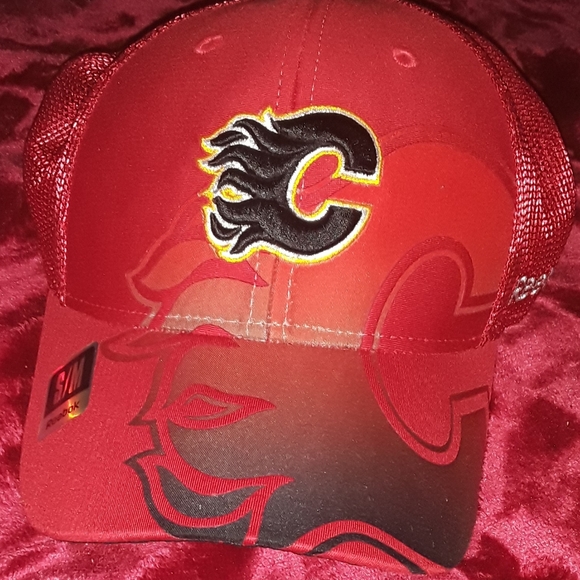 Calgary Flames NHL / Reebok Full Fitted Hat - Picture 2 of 15